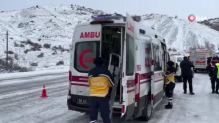 Sivas'ta minibüs ile otomobil çarpıştı: Çok sayıda yaralı var