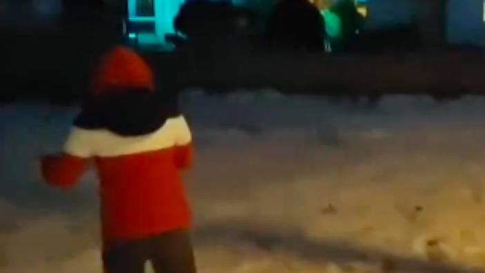 Antalya'da kuvvetli dolu sonrası sokaklarda 'Kartopu' oynayanlar, sosyal medyada gündem oldu