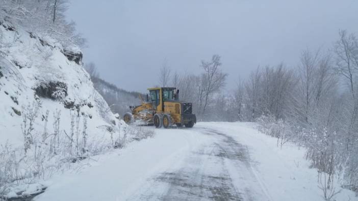 Erbaa’da kar yağışı 14 köyü vurdu! Yolları felç etti...