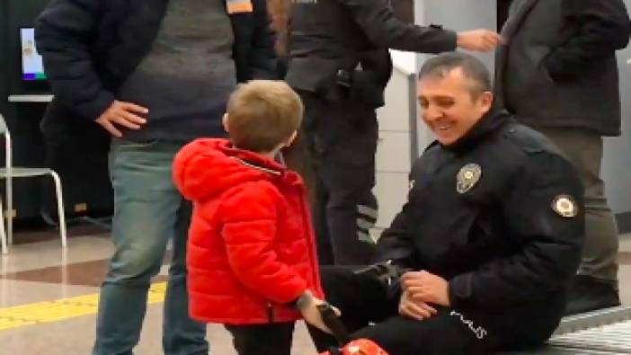 Bursa Havalimanı'na çantasında silahla gelen 6 yaşındaki çocuk ile polisin gülümseten anları
