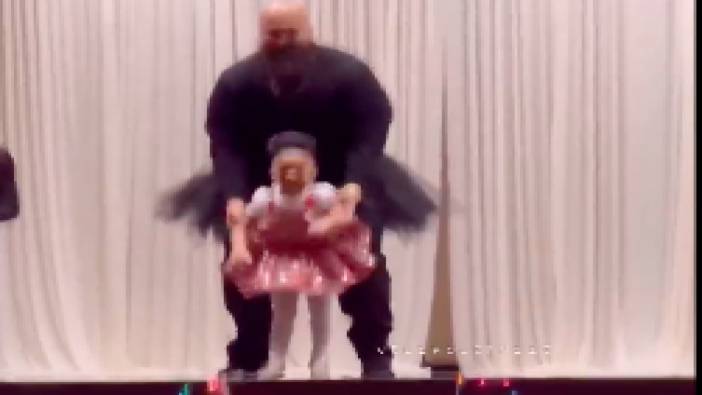 Annesi vefat ettiği için okul gösterisinde kızıyla dans ederek herkese duygusal anlar yaşatan baba