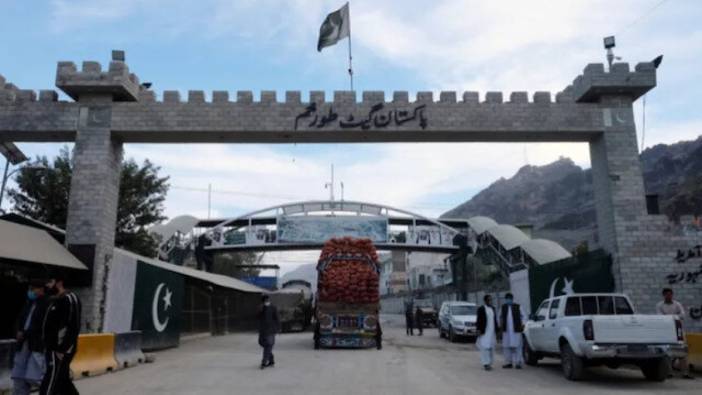 Afganistan ile Pakistan arasındaki sınır kapısı araç geçişine açıldı