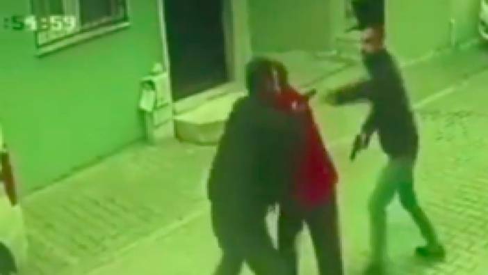İzmir'de sokak ortasında düello: Silahlı kişiler yoldan geçen kadını kalkan olarak kullandı