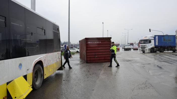 Mersin’de tırdan düşen konteyner kazaya davetiye çıkardı