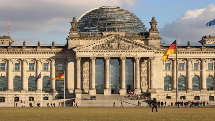 Almanya'da aşırı sağcı partiye devlet yardımı kesilecek