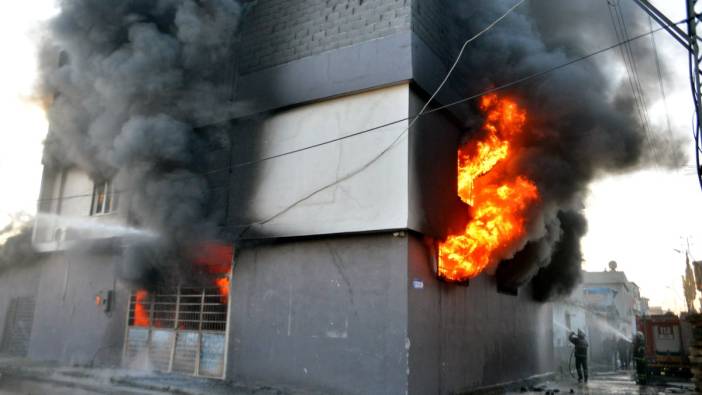 Adana'da bir sünger fabrikası alev alev yandı