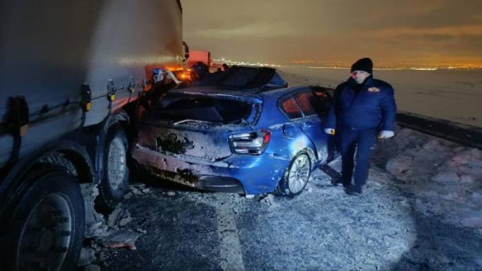 Karlı yolda kontrolden çıkan otomobil TIR'a çarptı: 1 ölü, 1 yaralı