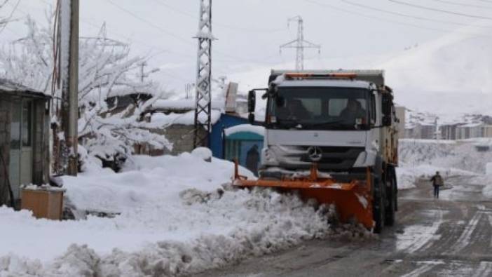 Bitlis’te beyaz esaret: Kar yağışı hayatı felç etti