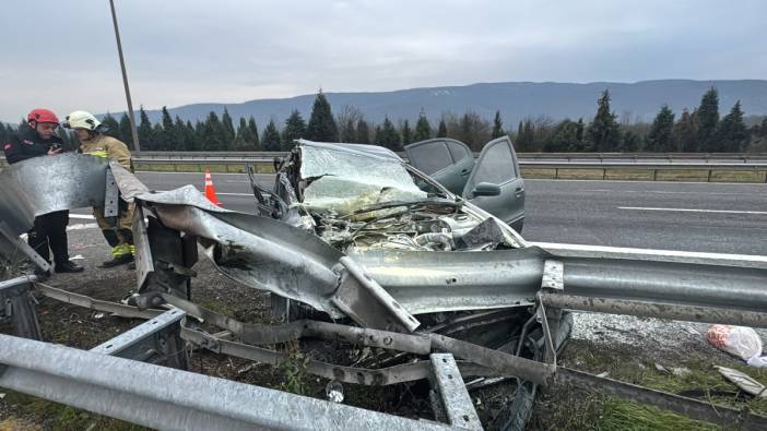 Düzce’de otomobilin bariyerlere saplandığı feci kazada 8 kişi yaralandı