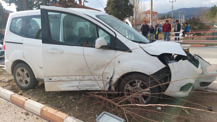 Burdur’da traktör ile otomobil çarpıştığı kazada 1 kişi yaralandı