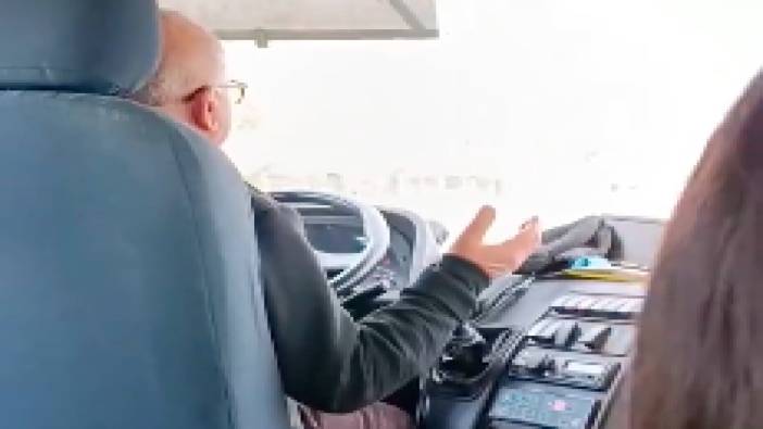 Dolmuş şoförü trafikteyken birden ellerini açıp dua etmeye başlayınca minibüstekiler gülmelerine engel olamadılar