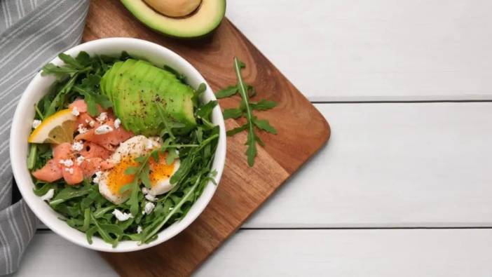 Sağlıklı ve Leziz: Somon ve Avokado Salatası tarifi nasıl yapılır?