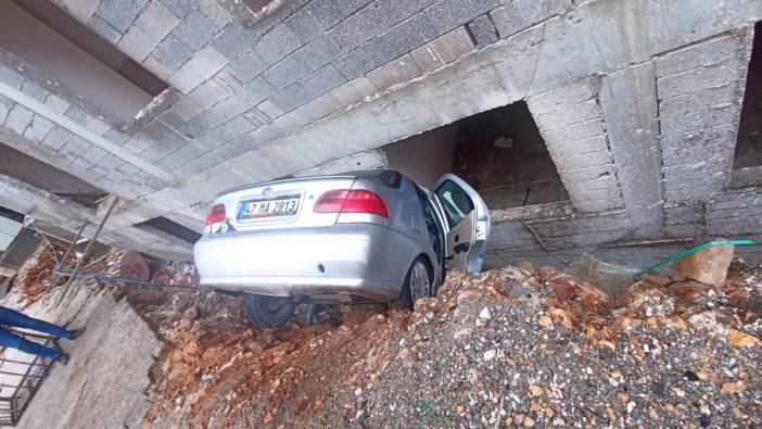 Mardin'de bir otomobil, inşaat ile istinat duvarı arasındaki boşluğa düştü