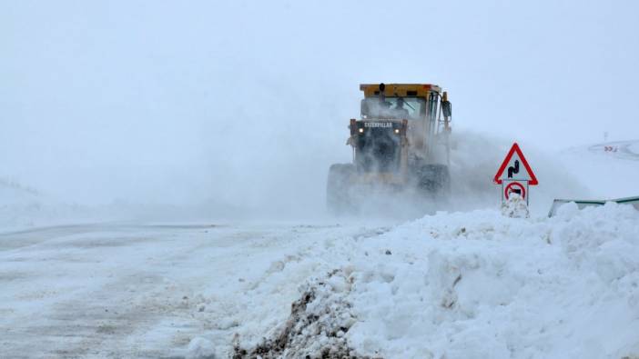Kars’ta yüzlerce köy yolu ulaşıma kapandı