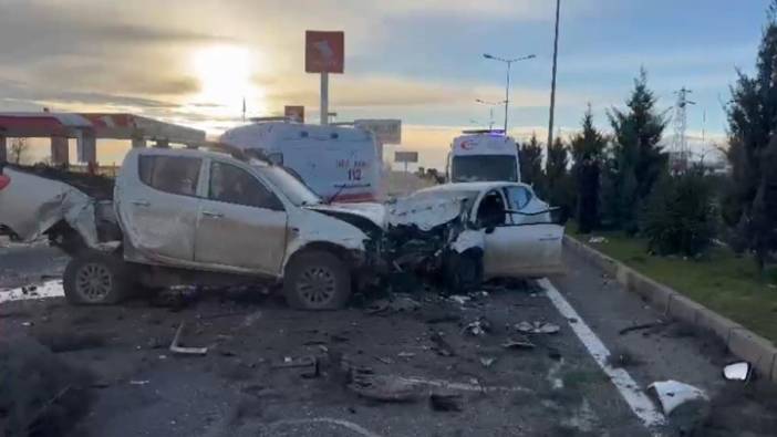 Diyarbakır’da zincirleme kaza. 3 araç birbirine girdi