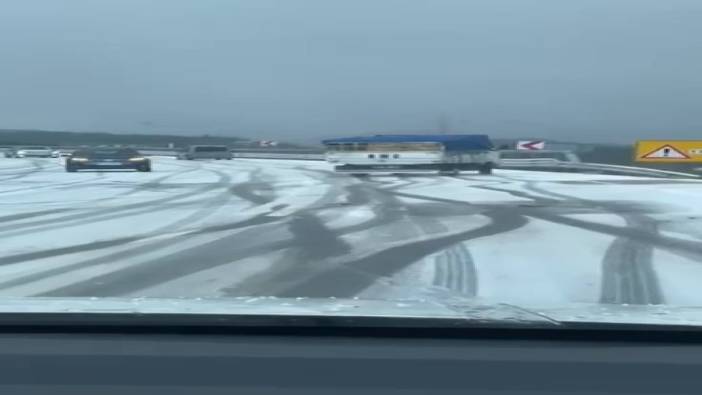 Bursa’da buz tutan yolda araçlar mahsur kaldı