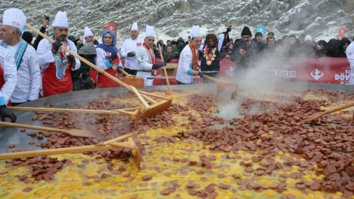 Dünyanın en büyük sucuklu yumurtası pişirildi. Rekor Tazelendi