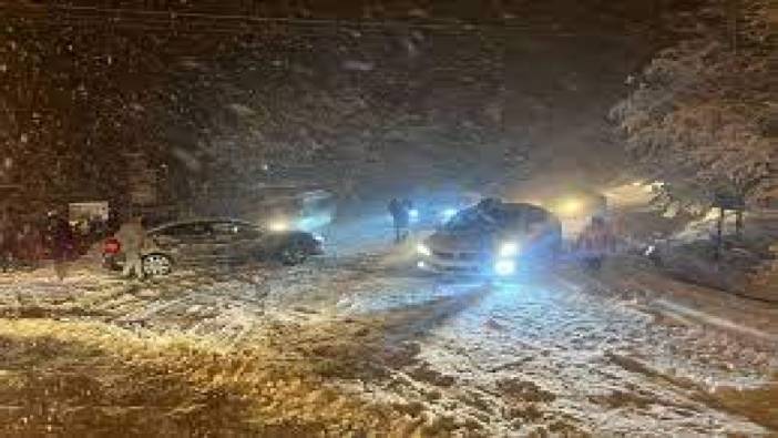 Kocaeli-Hendek yolunda kar engeli. Trafiğe kapatıldı