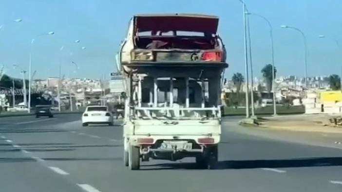 Şanlıurfa'da kamyonet üzerinde araba taşıdılar! Akıllara durgunluk veren görüntü