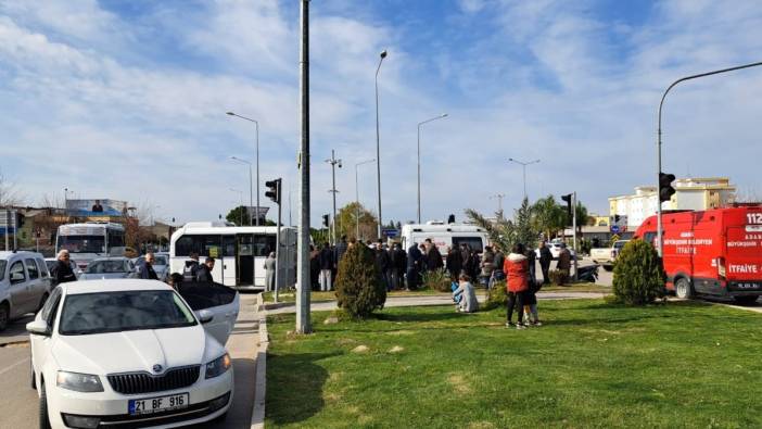 Adana'da minibüs ile otomobil çarpıştı: 9 yaralı
