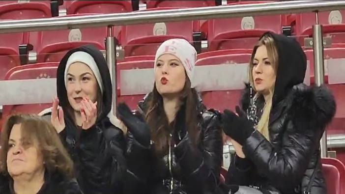 Galatasaray sahaya çıktı kadın taraftarlar öpücük yağmuruna tuttu