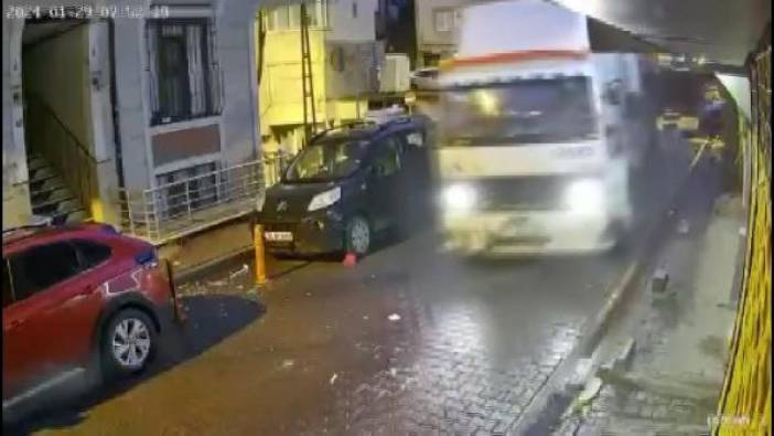 Kağıthane'de kamyon sürücüsü park halindeki araçlara çarpıp kaçtı