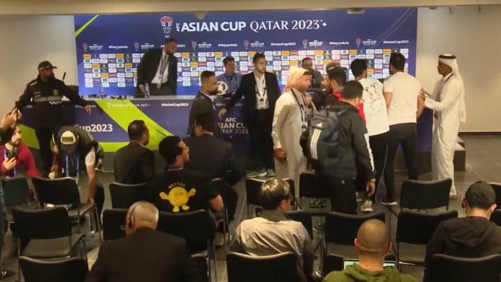 Asya Kupası'nda skandal görüntüler. Gazeteciler teknik direktöre saldırdı