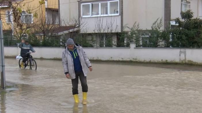 İstanbul'da dere taştı sokaklar göle döndü