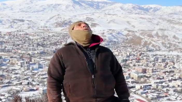 Erzurum'un Oltu ilçesindeki 65 yaşındaki 'Yalnız Kurt' lakaplı vatandaş düzenli olarak dağa çıkıp uluyor