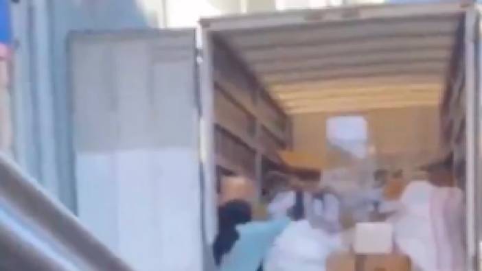 Bursa'da kargo çalışanlarının, kargo paketlerini fırlatarak kamyona yüklediği görüntüler tepki topladı