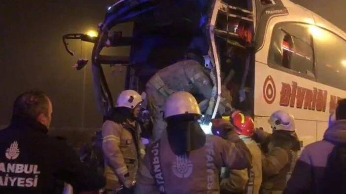 Kuzey Marmara Otoyolu'nda yolcu otobüsü TIR'a çarptı: Yaralılar var