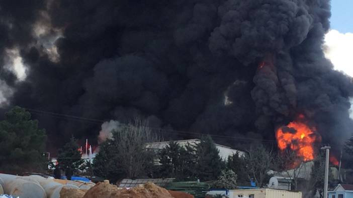Gebze’de boya fabrikasında yangın. Kara dumanlar gökyüzünü kapladı