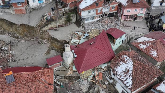 Tokat'ta heyelan nedeniyle boşaltılan köyde 4 ev ve bir cami yıkıldı
