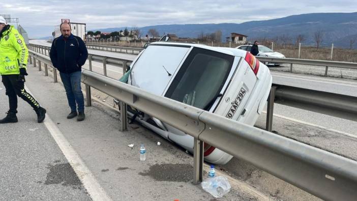 Kastamonu'da Otomobil Bariyerlere Asılı Kaldı