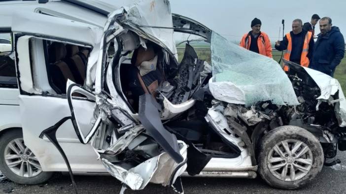 Gaziantep’te hafif ticari araç ile kamyonet çarpıştı: 1'i ağır 3 yaralı
