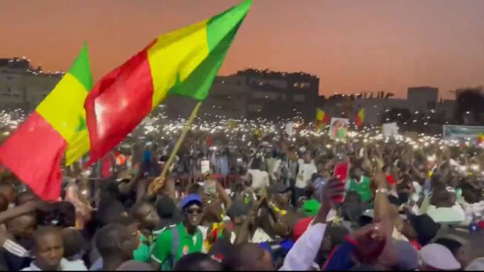 Başkan babamızın sonbaharı. Senegal'de Cumhurbaşkanlığı seçiminin süresiz ertelenmesini protesto ettiler