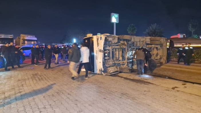 Hatay'da polisleri taşıyan midibüs devrildi: 10 yaralı