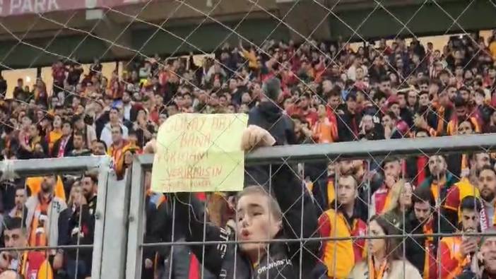 Galatasaray taraftarı hayalini kartona yazıp tribünden gösterdi