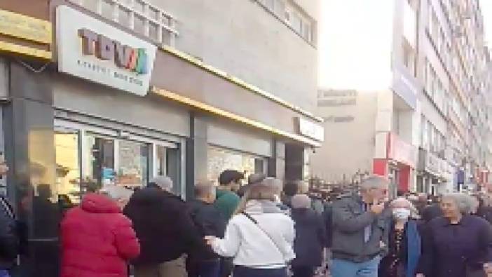 İBB'nin Çapa'daki Kent Lokantası önünde sokak boyunca sıra olan vatandaşlar