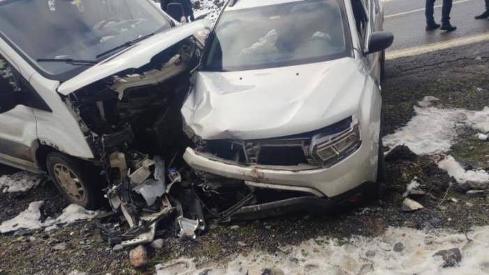 İki aracın karıştığı kazada 8 kişi yaralı