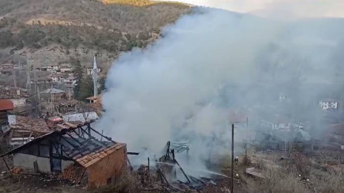 Kastamonu'da müstakil ev ve iki samanlık alev alev yandı