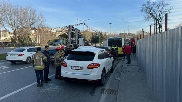 Beyoğlu'nda zincirleme kaza! Lüks cip önce İETT otobüsüne sonra 2 araca çarptı
