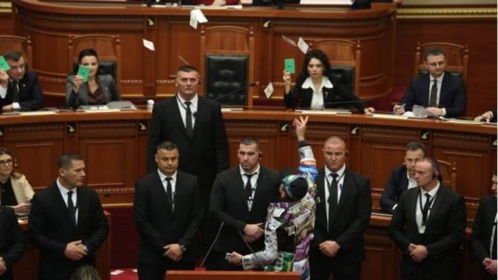 Arnavutluk'ta meclis karıştı