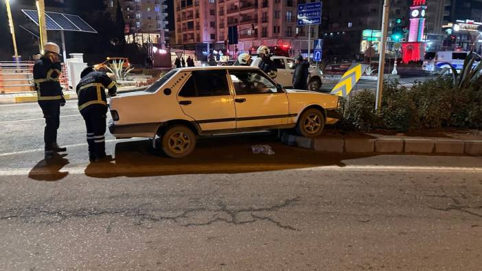 Mardin'de otomobil kavşağa girdi: 2 yaralı