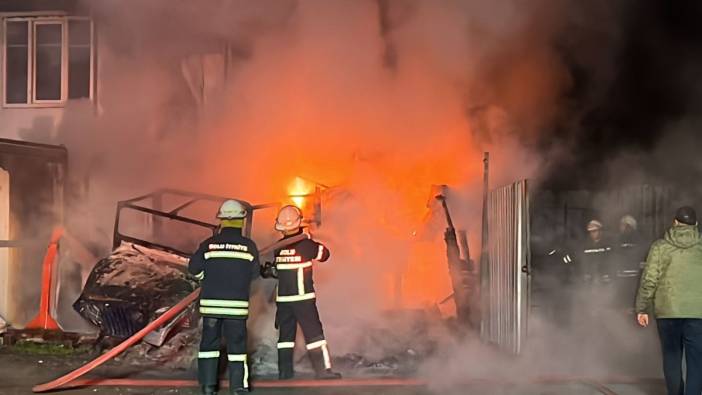 Hurdalıkta çıkan yangın 2 katlı binayı kül etti