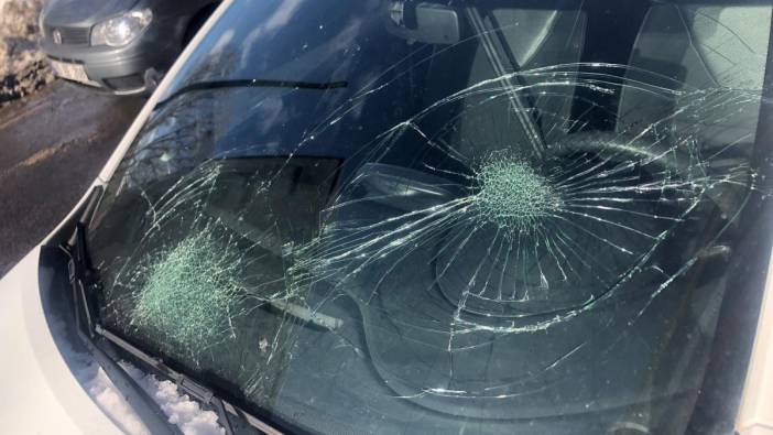 Çatıdan düşen kar kütlesi araçların camını kırdı