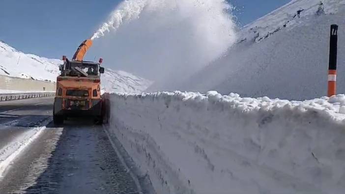 Yüksekova-Esendere karayolunda kar esareti
