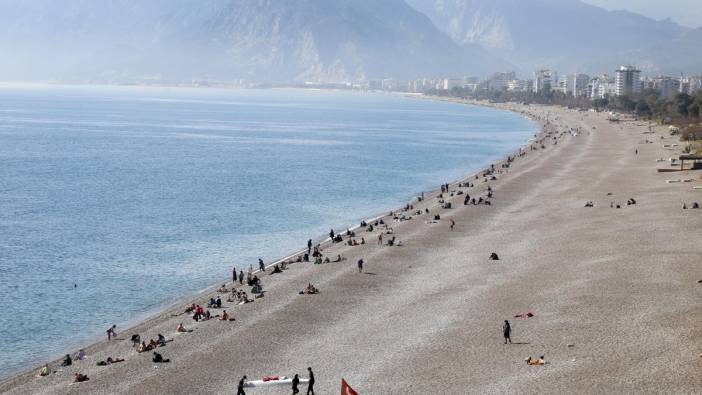 Deniz havadan sıcak oldu Antalya'da sahiller doldu