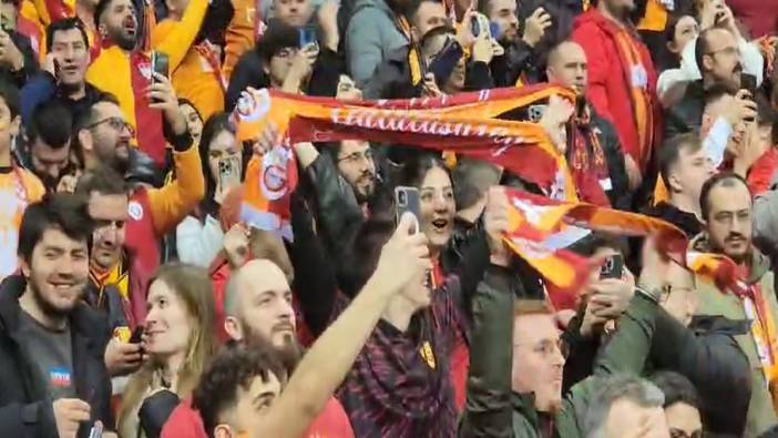 Galatasaray tribünlerinde ilginç gol sevinci