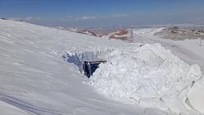 Yolu açmak için giden iş makinesi 5 metrelik karda kayboldu